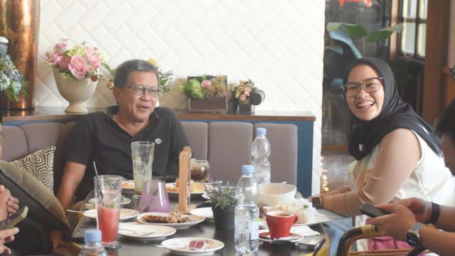 Bakal Calon Wakil Wali Kota Makassar, Rezki Mulfiati Lutfi saat ngobrol bareng filsuf sekaligus pengamat politik nasional, Rocky Gerung di salah satu cafe di Makassar, Jumat (30/8/2024). (Foto: Istimewa)