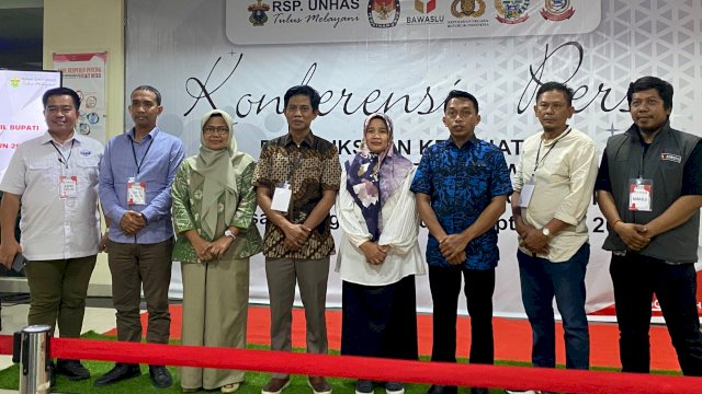 Pasangan Bakal Calon Bupati dan Wakil Bupati Sidrap, Syaharuddin Alrif dan Nurkanaah saat pemeriksaan kesehatan di RS Unhas, Makassar, Jumat (30/8/2024). (Foto: Istimewa)