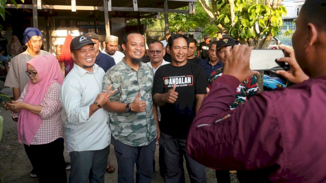 Bakal Calon Gubernur Sulsel, Andi Sudirman Sulaiman saat menemui warga Kelurahan Sawitto, Kecamatan Watang Sawitto, Kabupaten Pinrang, Sabtu (31/8/2024). (Foto: Istimewa)