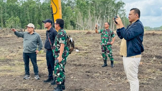 Andi Syamsudin Arsyad atau lebih dikenal dengan nama Haji Isam (pakai topi cream) saat meninjau langsung lokasi lahan pembukaan jalan untuk pencetakan sawah 1 juta Hektar di Kabupaten Meauke, Papua Selatan. (Istimewa)