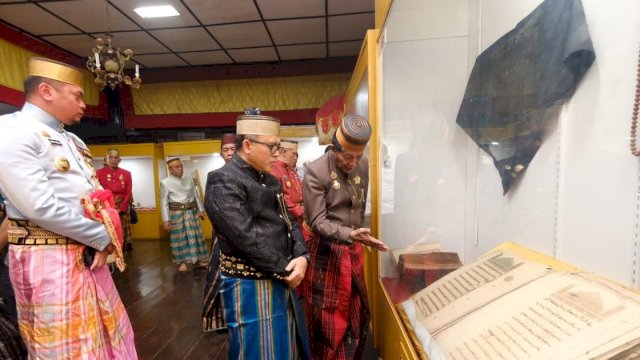 Menpan-RB Abdullah Azwar Anas didampingi Bupati Gowa Adnan Purichta Ichsan saat melihat-lihat koleksi Alquran di Musuem Balla Lompoa, kemarin. (Dok. Humas Gowa)