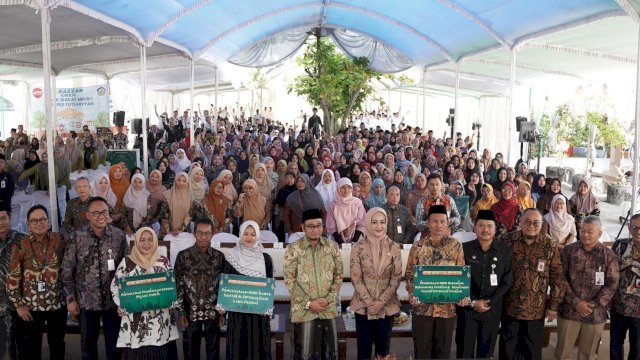 OJK bersama Pemkab Demak dan Industri Jasa Keuangan saat meluncurkan Ekosistem Pondok Pesantren Inklusif Keuangan Syariah (EPIKS), di Pondok Pesantren Futuhiyyah Mranggen, Demak, kemarin. (Dok. Humas OJK)