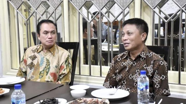 Ketua KPPU RI M. Fanshurullah Asa (kiri), di sela-sela pertemuan bersama Pj Sekretaris Daerah Pemprov Sulsel Andi Darmawan Bintang, di salah satu rumah makan di Makassar, kemarin. (Dok. Humas KPPU Sulsel)