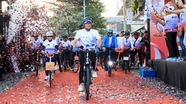 Kepala Perwakilan BI Sulsel Rizki Ernadi Wimanda (depan) saat menghadiri Pembukaan PORBank Plus Sulsel 2024 bertajuk “Sehat Merdeka Tanpa Judi Online”, di Pelataran Kantor BI Sulsel, Jalan Sudirman, Sabtu, (03/08/2024). (Dok. Humas BI Sulsel)