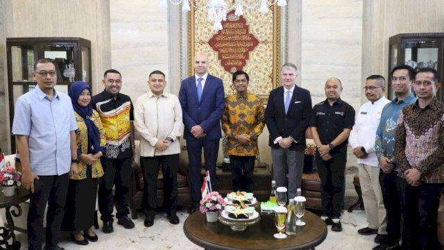 Pj Sekda Makassar, Firman Pagarra menerima kunjungan Duta Besar (Dubes) Kroasia untuk Indonesia, Nebosja Koharovic, Jumat (7/6/2024). (Foto: Istimewa)