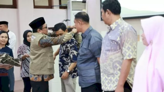 Pemkot Makassar secara resmi melepas 100 orang Tim Pemeriksaan Kesehatan Hewan Kurban 1445 H/2024, Jumat (7/6/2024). (Foto: Istimewa)
