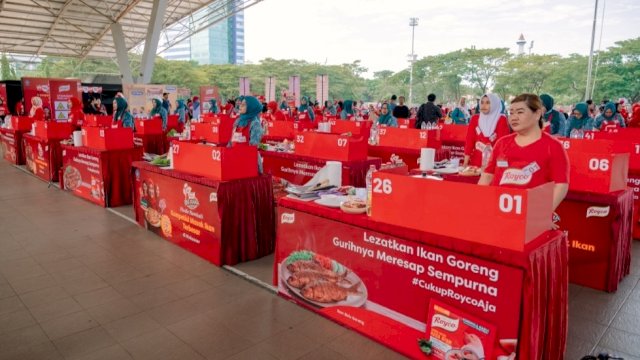 Sejumlah ibu-ibu di Makassar saat mengikuti Kompetisi &ldquo;Royco Ibu Juara 2024&rdquo; yang digelar Royco bersama Tim Penggerak PKK Kota Makassar, di Atrium Lapangan Karebosi, Sabtu, (07/09/2024). (Dok. Istimewa)