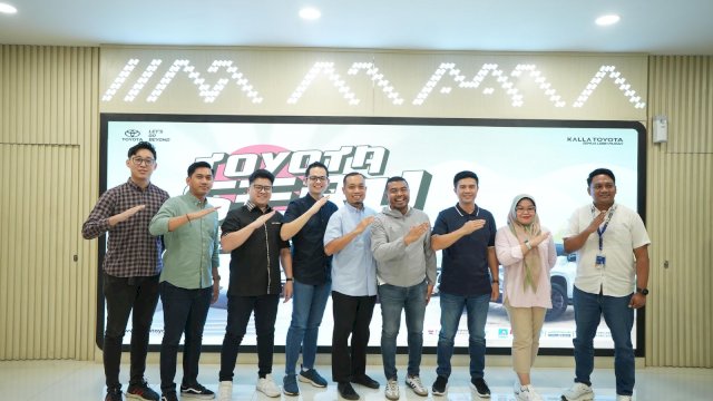 Marketing General Manager Kalla Toyota Suliadin (keempat kanan) saat berfoto bersama jajaran Kalla Toyota, di Sela-sela Prescon Toyota Seru, di Kalla Toyota Cabang MaRI, Selasa, (10/09/2024). (Dok. Kalla Toyota)