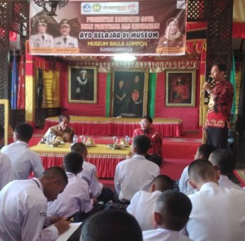 Puluhan Siswa SMPN Bontomarannu dan Pattallassang Belajar di Museum Balla Lompoa