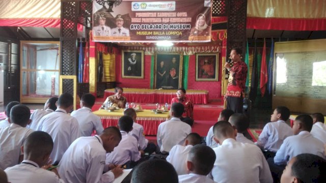 Sebanyak 70 siswa yang terdiri dari siswa SMPN 1 Bontomarannu dan SMPN 2 Pattallassang saat belajar sejarah dan budaya, di Museum Balla Lompoa, kemarin. (Dok. Istimewa)