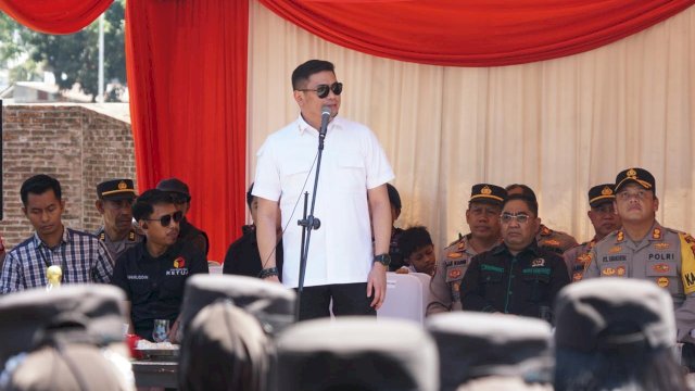 Bupati Gowa Adnan Purichta Ichsan saat menghadiri Simulasi Sispamkota, Operasi Mantap Praja 2024-2025 Polres Gowa dalam rangka Pengamanan Pilkada Gubernur dan Wakil Gubernur, Bupati dan Wakil Bupati Tahun 2024, di Depan Kantor Bupati Gowa, Jalan Masjid Raya, kemarin. (Dok. Humas Gowa)