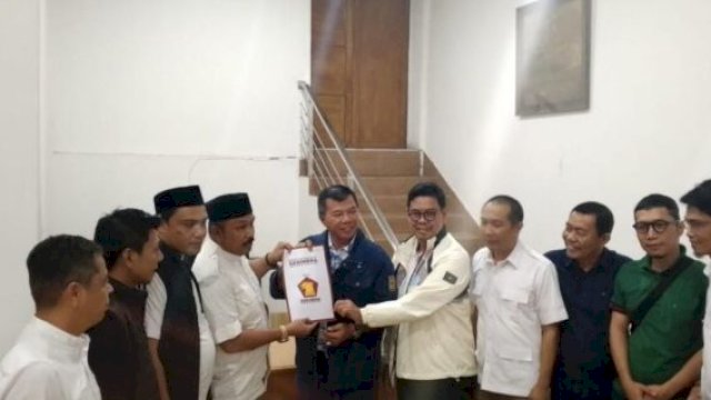 Penyerahan rekomendasi usungan partai Gerindra ke Andi Utta-Edy Manaf. [FOTO: IST]