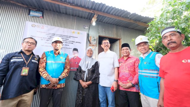 Rona bahagia Tasinong, penerima manfaat program BPBL saat listrik di rumahnya dinyalakan secara simbolis (30/08/2024).