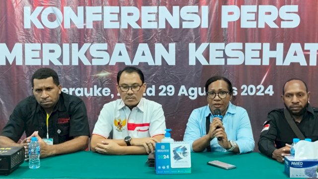 Ketua KPU Kabupaten Mappi, Yati Enoch dan Paslon Emanuel Basagai - Jaya Ibnu Su'ud menggelar Konferensi Pers di RSUD Merauke. (Foto: Hendrik Resi / Republiknews.co.id)