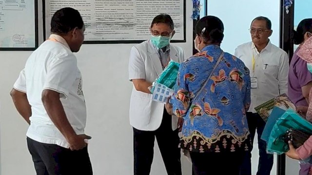 Para Paslon bersiap-siap memasuki ruang pemeriksaan kesehatan di RSUD Merauke. (Foto: Hendrik Resi / Republiknews.co.id)