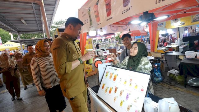 Bupati Gowa, Adnan Purichta Ichsan di sela-sela mengunjungi Event Mura Fest, di Living Plaza Hertasning, Jalan Tun Abdul Razak, Kabupaten Gowa, kemarin. (Dok. Humas Gowa)