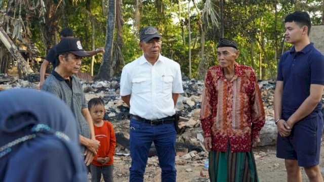 Peduli, Bupati Andi Utta Terjun langsung bantu masyarakat yang terkena musibah kebakaran. [FOTO: IST]