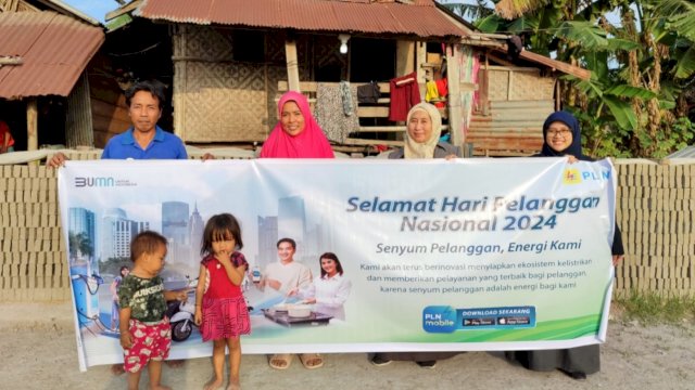 Rona bahagia Rika Rahayana, salah satu penerima manfaat program Light Up The Dream di Kabupaten Sidrap saat listriknya dinyalakan oleh manajemen PLN Unit Layanan Pelanggan Sidrap (04/09).