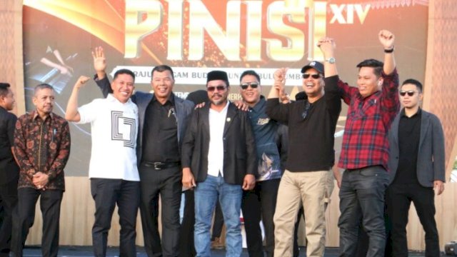 Tampak bahagia, Bupati Andi Utta dan Wakil Bupati Bupati Andi Edy Manaf bersama sejumlah legislator Golkar, Nasdem, PKB dan Gerindra di Pembukaan Festival Pinisi XIV [FOTO:IST]