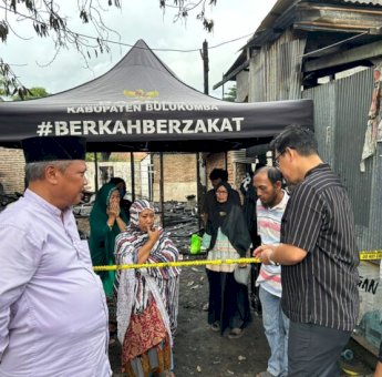 Wabup Bulukumba Andi Edy Manaf Serahkan Bantuan Kepada Korban Kebakaran di BTN 1
