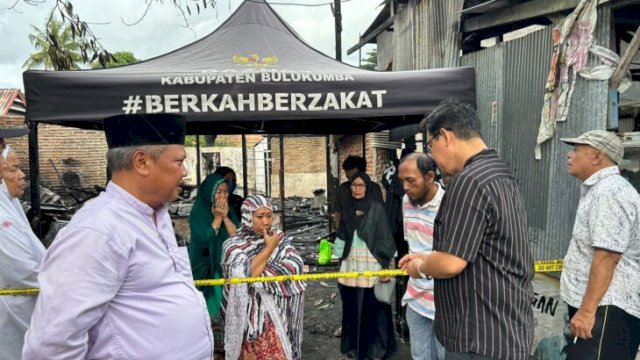 Wakil Bupati Bulukumba Andi Edy Manaf menyerahkan bantuan kepada Korban kebakaran. [FOTO: IST]