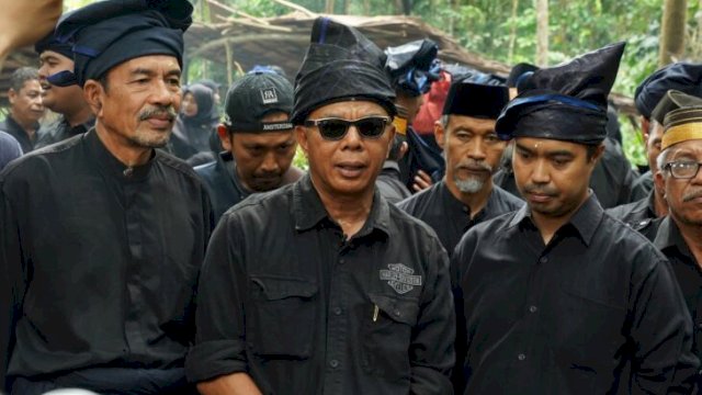 Bupati Bulukumba, Andi Muchtar Ali Yusuf (tengah) usai terut dalam ritual Andingingi sebagai rangkaian Festival Pinisi XIV. [FOTO: IST]