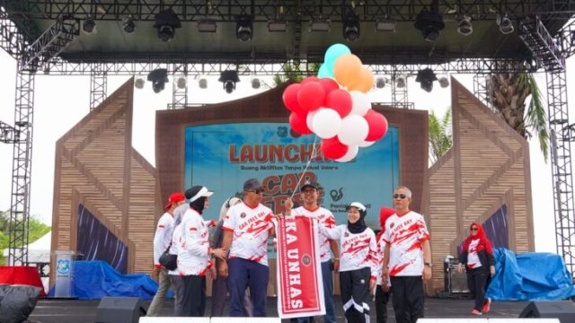 Bupati bersama Wakil Bupati dan IKA Unhas Bulukumba luncurkan Car Free Day di Pantai Merpati. [FOTO: IST]