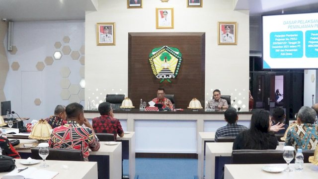 Sekretaris Daerah Kabupaten Gowa Andy Azis Peter (kiri) saat menerima kunjungan Tim Monitoring Pinjaman Daerah Pemulihan Ekonomi Nasional (PEN), di Baruga Karaeng Pattingalloang, Kantor Bupati Gowa, kemarin. (Dok. Humas Gowa)