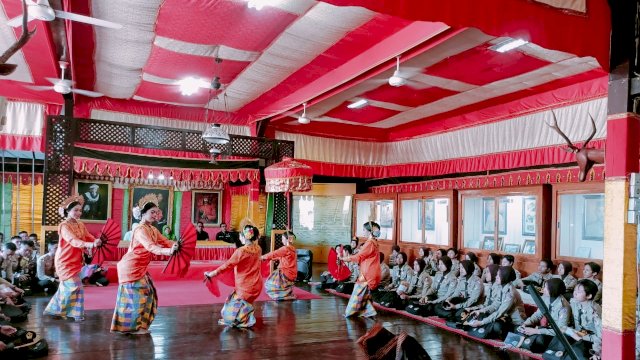 Sejumlah Anggota Praja IPDN Sulsel saat menyaksikan tarian penyambutan dari Yayasan Seni Katangka Gowa, di sela-sela melakukan kunjungan di Museum Balla Lompoa, kemarin. (Dok. Chaerani/Republiknews.co.id)