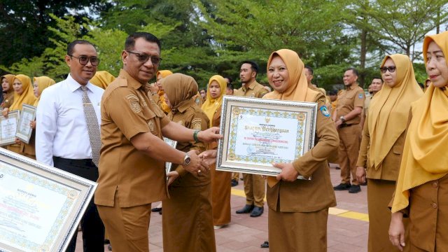 Sekretaris Daerah Kabupaten Gowa Andy Azis Peter disela-sela menyerahkan penghargaan usai pelaksanaan Upacara Bendera. di Lapangan Upacara Kantor Bupati Gowa, Senin (09/09/2024). (Dok. Humas Gowa)