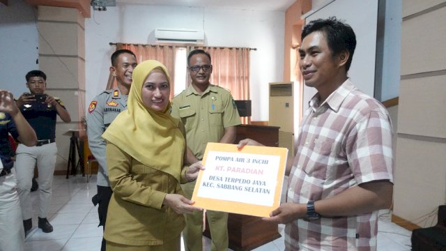 Bupati Luwu Utara Indah Putri Indriani menyerahkan secara simbolis bantuan Alsintan kepada salah satu kelompok tani di Luwu Utara. (ist)