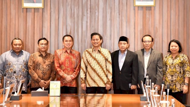 Ketua KPPU RI M. Fanshurullah Asa (ketiga kiri) saat melakukan pertemuan bersama Wakil Menteri Keuangan RI Thomas Aquinas Muliatna Djiwandono (tengah), di Ruang Kerja Wamenkeu RI, kemarin. (Dok. KPPU)