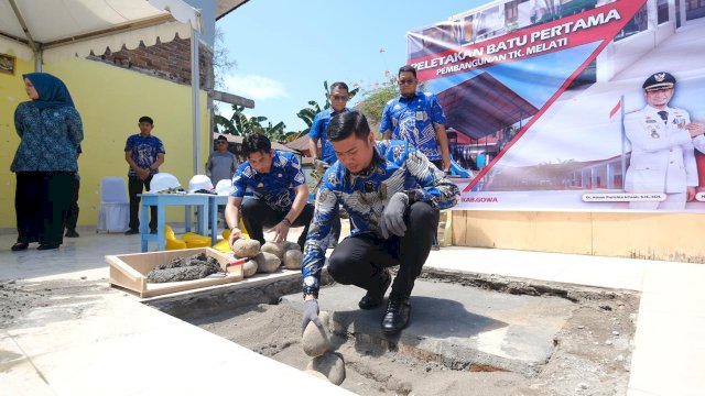 Bupati Gowa Adnan Purichta Ichsan saat melakukan peletakan batu pertama rehabilitasi gedung TK Melati Sungguminasa, kemarin. (Dok. Humas Gowa)