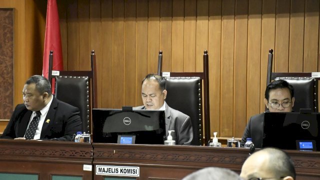 KPPU saat melaku Sidang Komisi terkait kasus akusisi saham PT Semen Grobogan yang dilakukan oleh PT Indocement Tunggal Prakasa Tbk, di Kantor KPPU, kemarin. (Dok. KPPU)