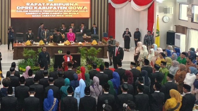 45 Anggota DPRD Kabupaten Gowa terpilih saat mengambil sumpah jabatan oleh Ketua Pengadilan Negeri Sungguminasa Hasanuddin, di Ruang Rapat Paripurna DPRD Kabupaten Gowa, Senin, (09/09/2024). (Dok: Chaerani/Republiknews.co.id)