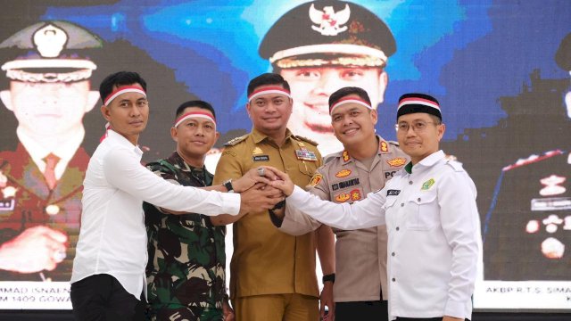 Bupati Gowa Adnan Purichta Ichsan saat mengajak TNI, Polri, dan jajaran Kemenag Gowa saat menghadiri Cooling System Dalam Rangka Pilkada Damai oleh Tiga Pilar Bersama Kemenag Kabupaten Gowa, di Gedung Haji Bate Sungguminasa, kemarin. (Dok. Humas Gowa)