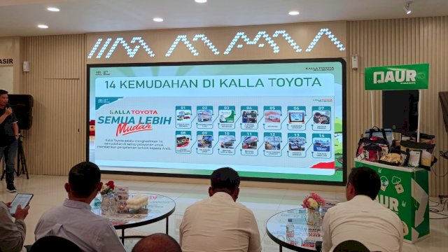 Branch Manager Kalla Toyota Mall Ratu Indah (MaRI) Makassar Ariyanto saat menjelaskan konsep 14 kemudahan Kalla Toyota untuk pelanggan, di sela-sela Prescon Toyota SERU (September Bersama Smart Upgrade), di MaRI Makassar, belum lama ini. (Dok. Chaerani/Republiknews.co.id)