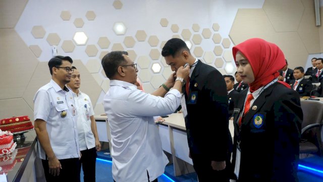 Sekretaris Daerah Kabupaten Gowa Andy Azis Peter, saat menghadiri Penutupan Pelatihan Kepemimpinan Pengawas (PKP) Angkatan XVII Tahun 2024 Tingkat Kabupaten Gowa, di Baruga Karaeng Pattingalloang, Kantor Bupati Gowa, kemarin. (Dok. Humas Gowa)