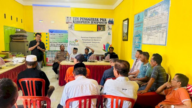 Jajaran PLN saat melakukan Sosialisasi Kegiatan Sarana Penyediaan Air Bersih di Kabupaten Jeneponto, di Desa Bangkala Loe, kemarin. (Dok. Humas PLN UIP Sulawesi)