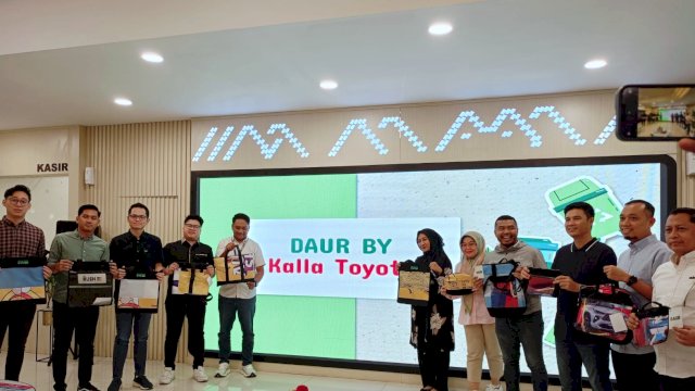 Jajaran manajemen Kalla Toyota saat meluncurkan program DAUR dalam rangka ikut ambil bagian dalam upaya menghijaukan bumi. (Dok. Chaerani/Republiknews.co.id)