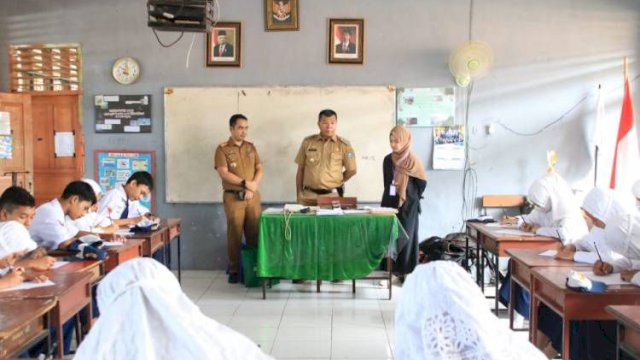 Bupati Bulukumba, Andi Muchtar Ali Yusuf saat memantau proses belajar mengajar di SMP N 1 Bulukumba. [Foto: IST]