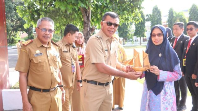 Bupati Bulukumba, Andi Muchtar Ali Yusuf memberikan cinderamata ke ASN yang berinovasi pada kegiatan Inovasi peserta Pelatihan Kepemimpinan Administrator (PKA) Angkatan IV dan Pelatihan Kepemimpinan Pengawas (PKP) Angkatan III Tahun 2024. [Foto: IST]