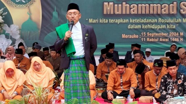 Ket : Wakil Bupati Merauke, H. Riduwan memberikan sambutan pada Maulid Nabi 144 H. (Foto:Hendrik/republiknews.co.id)