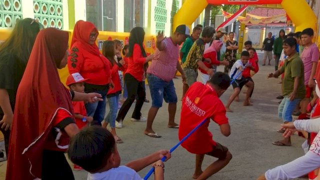 Masyarakat terlihat antusias menikmati permainan di Pesta Rakyat IM3 yang digelar dalam rangka memperingati Kemerdekaan RI Ke-79. (Dok. Indosat Ooredoo Hutchison)