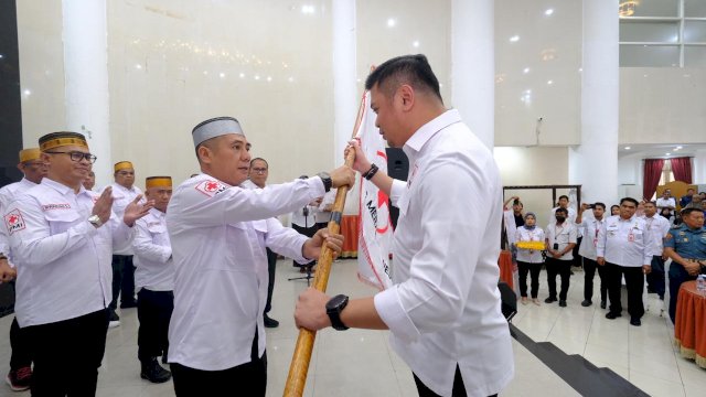 Ketua PMI Sulsel Adnan Purichta Ichsan saat melantik Ketua PMI Makassar Syamsu Rizal dan jajaran dewan kehormatan serta pengurus lainnya, di Baruga Anging Mammiri, Rumah Jabatan Walikota Makassar, Rabu (18/09/2024). (Dok. Humas Gowa)