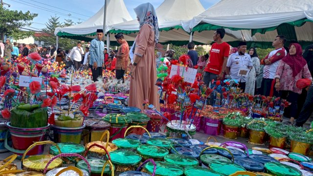 Ribuan bakul maulid memenuhi Pelataran Masjid Agung Syekh Yusuf, Sungguminasa untuk memeriahkan Peringatan Maulid Nabi Muhammad SAW 2024 yang digelar Pemkab Gowa, Rabu, (18/09/2024). (Dok. Chaerani/Republiknews.co.id)