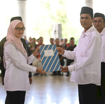 Indah Putri Indriani Serahkan Ratusan Anggota BPD Luwu Utara