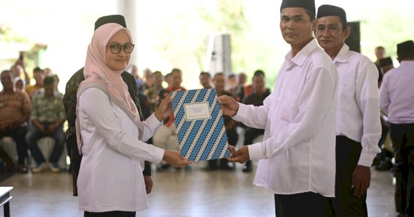 Indah Putri Indriani Serahkan Ratusan Anggota BPD Luwu Utara