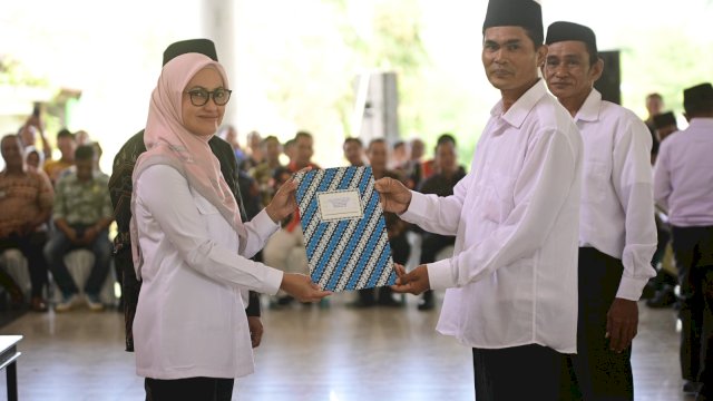 Bupati Luwu Utara Indah Putri Indriani menyerahkan SK kepada salah satu Anggota Badan Permusyarawatan Desa (BPD) di Aula Satpol PP dan Damkar Luwu Utara. (ist)