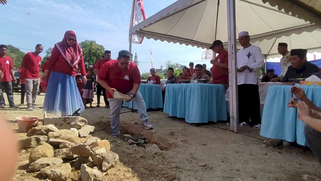 Ket : Founder Mario Bakti, Asy'ari Abdullah didampingi Istrinya, Kalsum Kadir saat melakukan Peletakan Batu Pertama Perumahan Pesona Mario